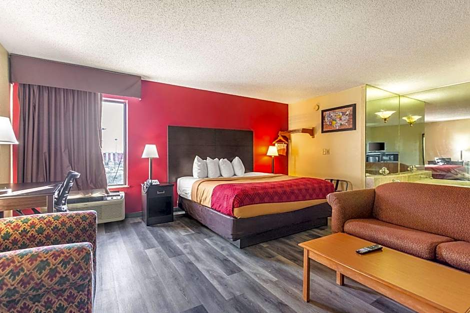 Econo Lodge & Suites Clarksville near Governors Square Mall