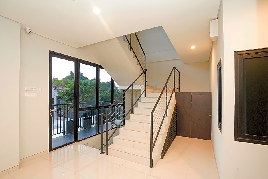 Capital O 449 The Colins