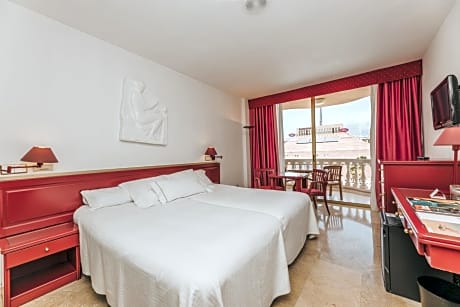 Twin Room (2 Adults + 1 Child)