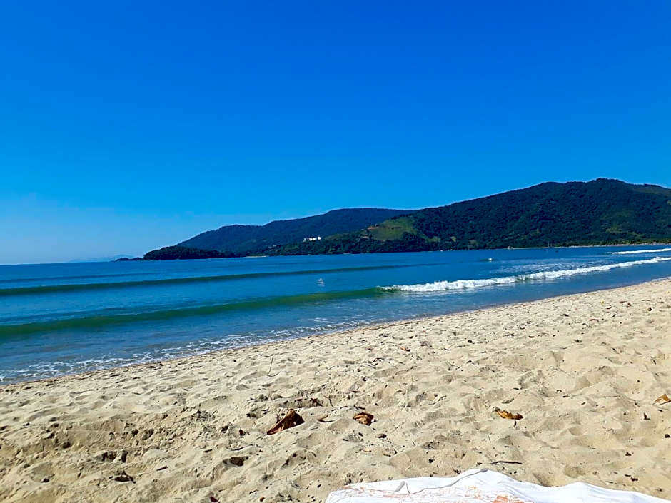 Casas em Condomínio próximo da praia com 2 dormitórios, churrasqueira e 3 vagas de garagem