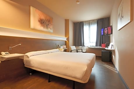 Standard room with double bed