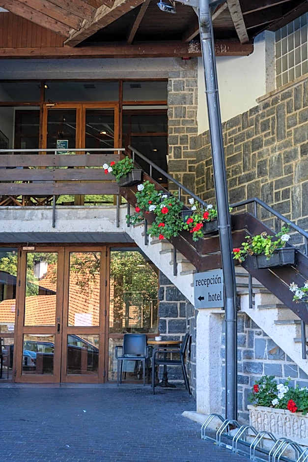 Hotel y Apartamentos SNO Isaba