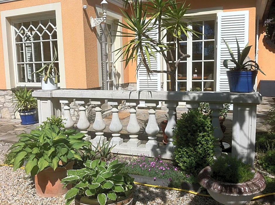 Yacht- , und Reisemobilhafen "Historisches Fährhaus" Wendenschloss