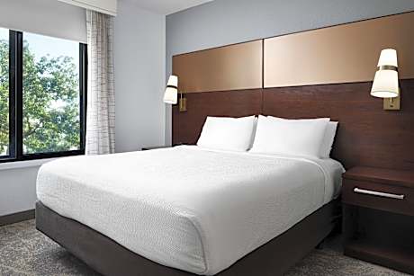 2 Bedroom Suite, 2 Bedroom Suite, Bedroom 1: 1 King, Bedroom 2: 1 Queen, Sofa Bed