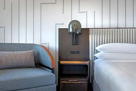 King Room with Adapted Tub - Mobility Accessible/Club Lounge Access