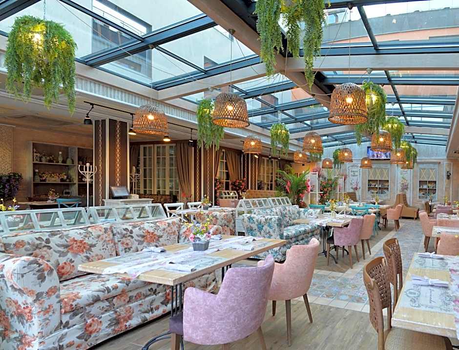 Cosmopolitan Hotel & Wellness