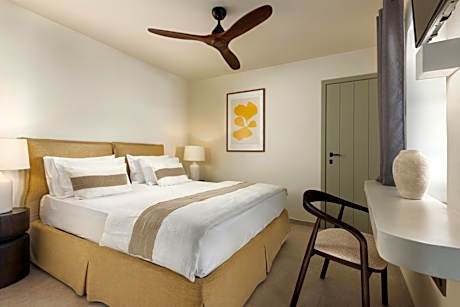 Elegant Balcony Room