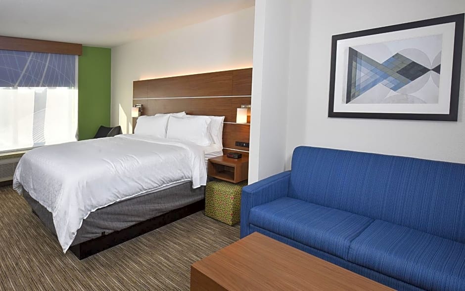 Holiday Inn Express Hotel & Suites Selma