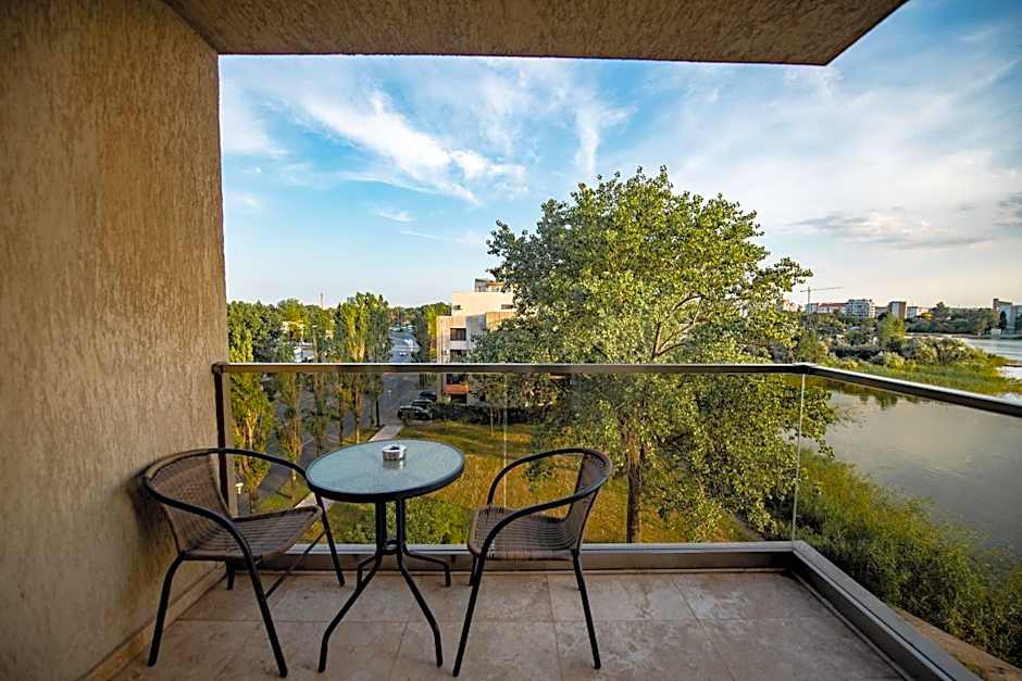 Solid Magic Apart Hotel