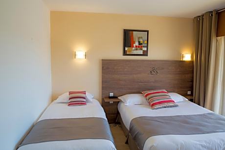 Triple Room with Balcony and Garden View