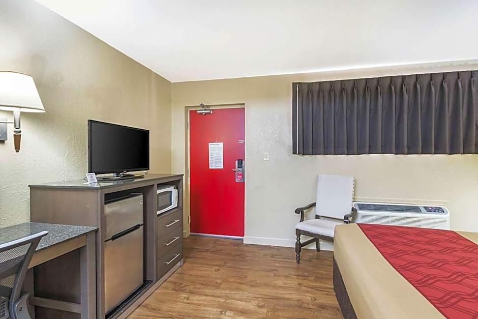 Econo Lodge Inn & Suites I-35 At Shawnee Mission