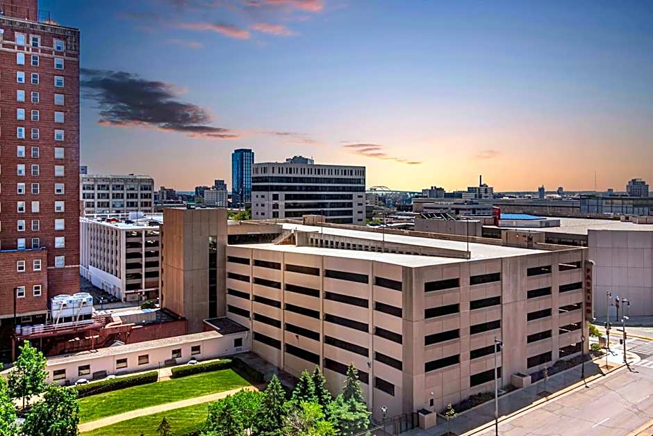 DoubleTree By Hilton Milwaukee Downtown