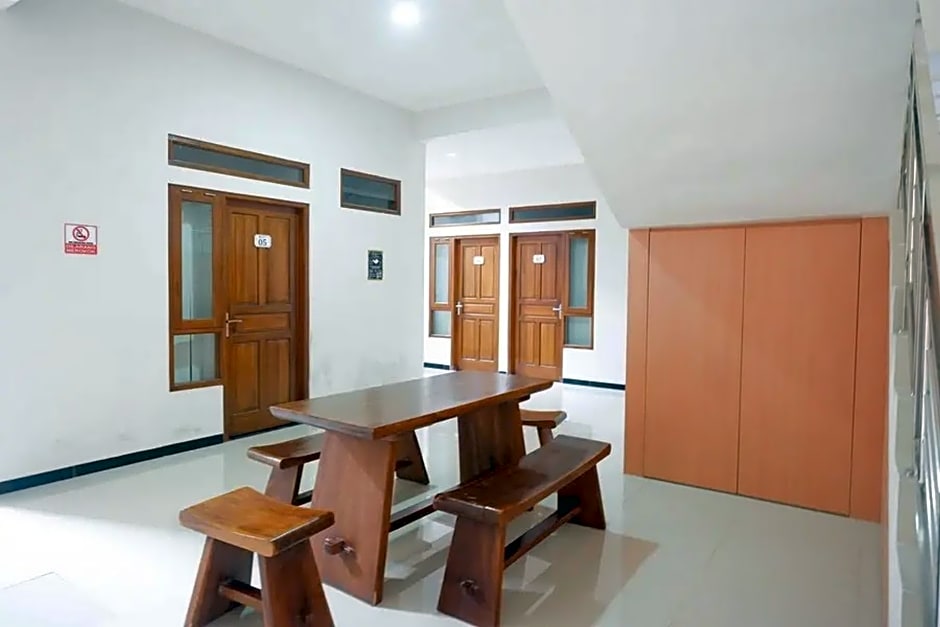 De Mangkoe Homestay by RedDoorz – Banjarsari, Surakarta, SD