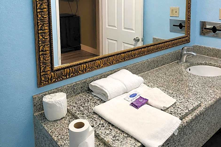 Blue Way Inn & Suites Wichita East