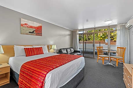 Deluxe Queen Suite