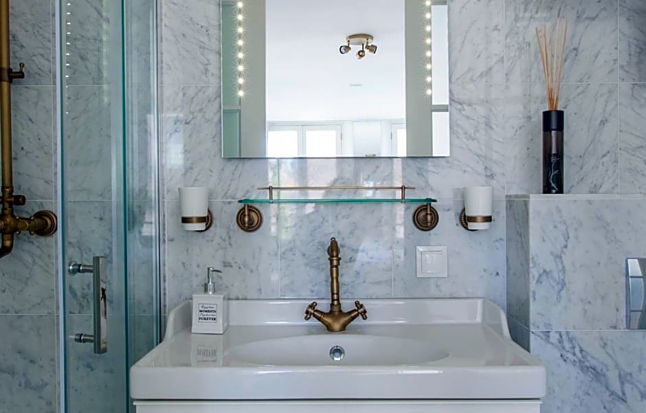 Jordaan Suite bed and bubbles