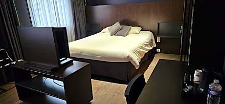 Junior King Suite with Bath Tub and Shower - Church View/Non-Smoking