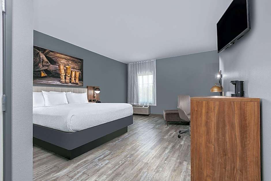 Photo 1 of 2 of 1 King Bed, Hearing/Mobility Accessible, Grab Bars, Bathtub