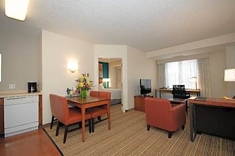 2 Bedroom Suite, Bedroom 1: 1 Queen, Bedroom 2: 1 Queen, Sofa bed