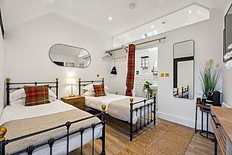 Deluxe-Twin room-Ensuite-Courtyard view-8