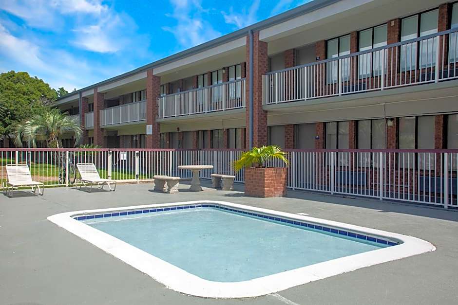 Days Inn by Wyndham Mobile I-65