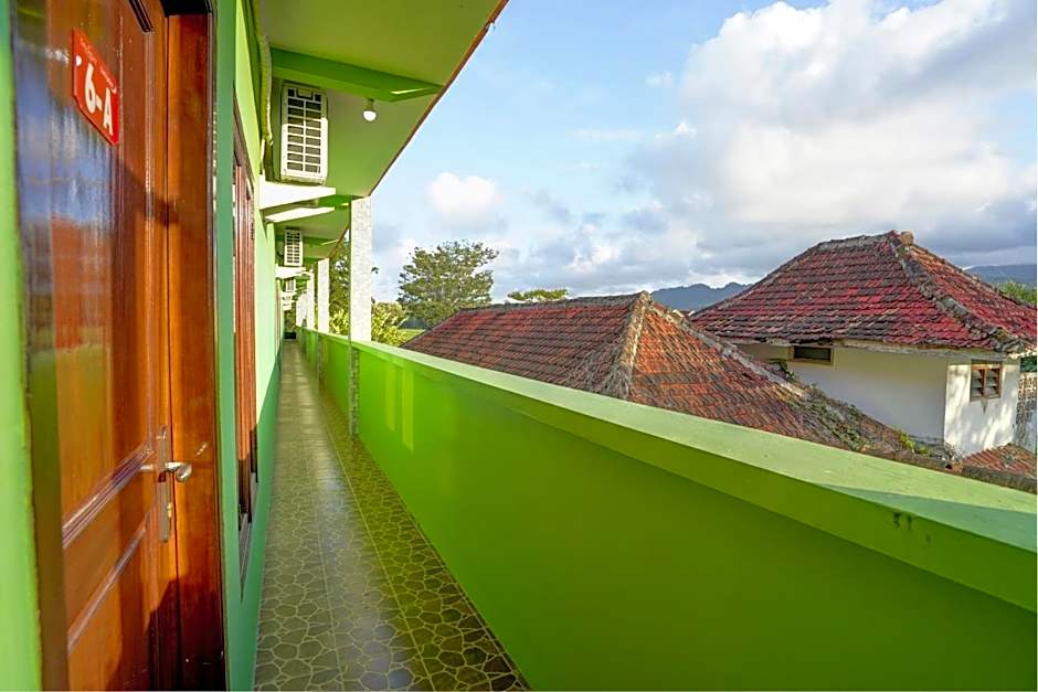 Hotel O Sahabat Syariah Near Plasa Telkom Bawean