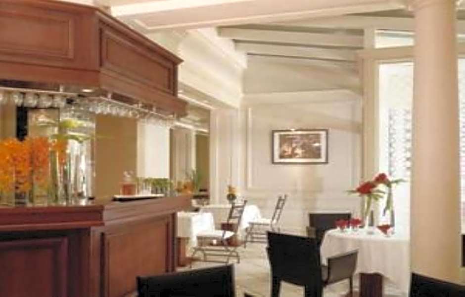 Hotel Suites Unic Renoir Saint-Germain