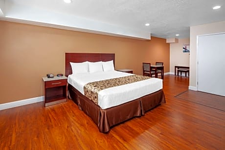 1 King Bed, Non-Smoking