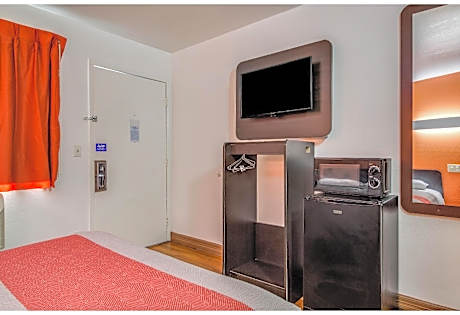 1 Queen Bed - Non-Smoking