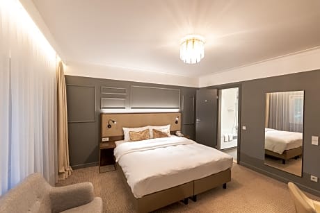 Comfort King room entrance / courtyard view