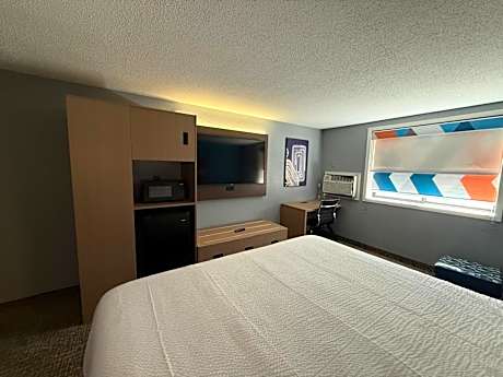 1 Queen Bed Mobility Accessible Room Non-Smoking