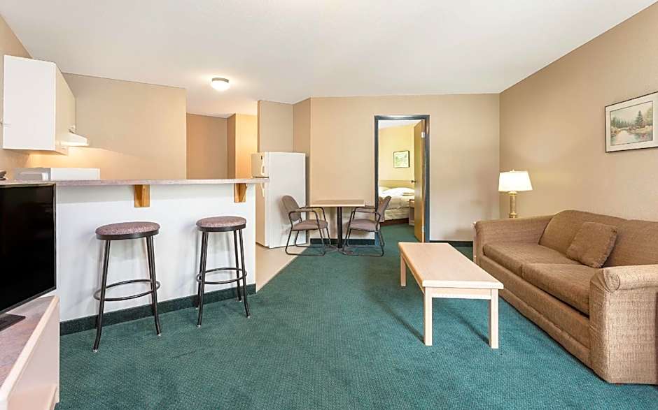 Super 8 by Wyndham Golden