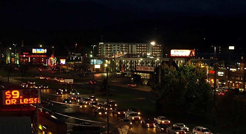 Mountain Vista Inn & Suites - Walking Distance to the Island