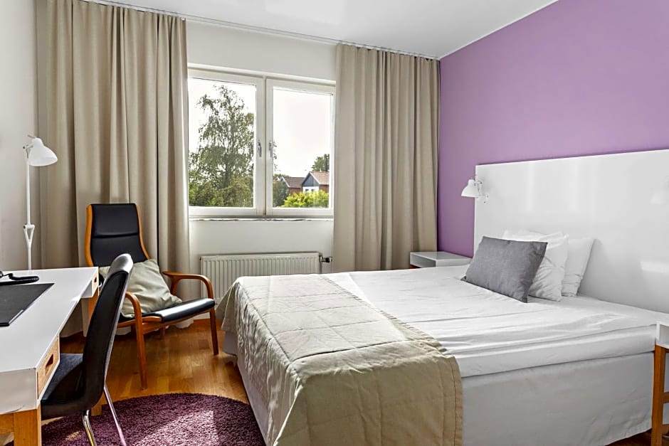 Photo 1 of 4 of Standard 1 Queen Bed