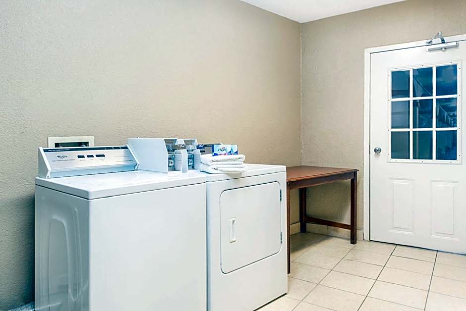 Howard Johnson by Wyndham Historic Lake Charles