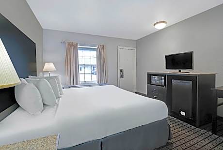 1 King Bed | Non-Smoking, Micfridge