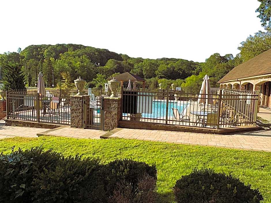 Chalet Inn & Suites