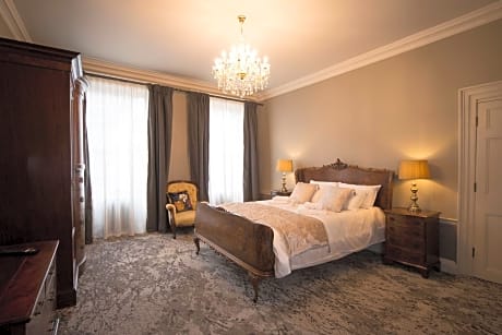 King-Deluxe-Ensuite with Shower-Bedroom 7