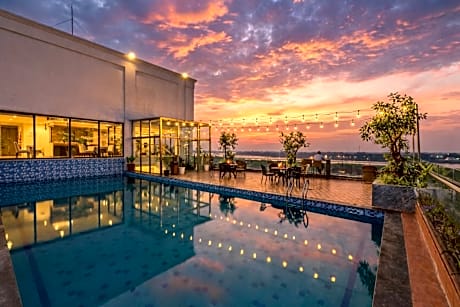Aaron Riverview Hotel
