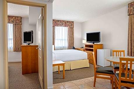 1 King Bed and 1 Queen Bed, Suite, Non-Smoking