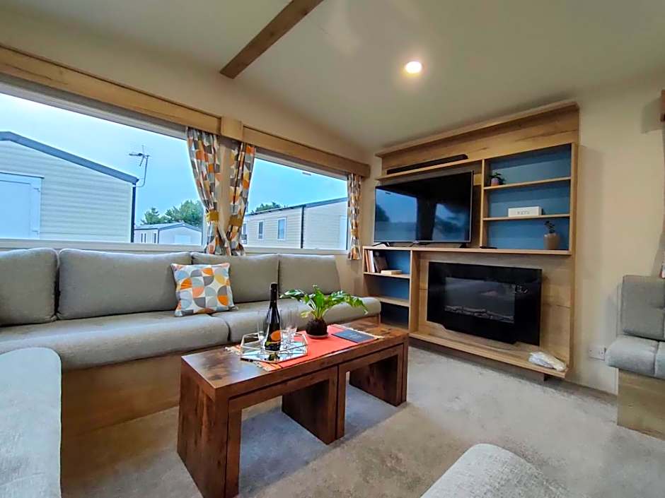 3 Bedroom Luxury Caravan - Vans With Business Sign Not Allowed