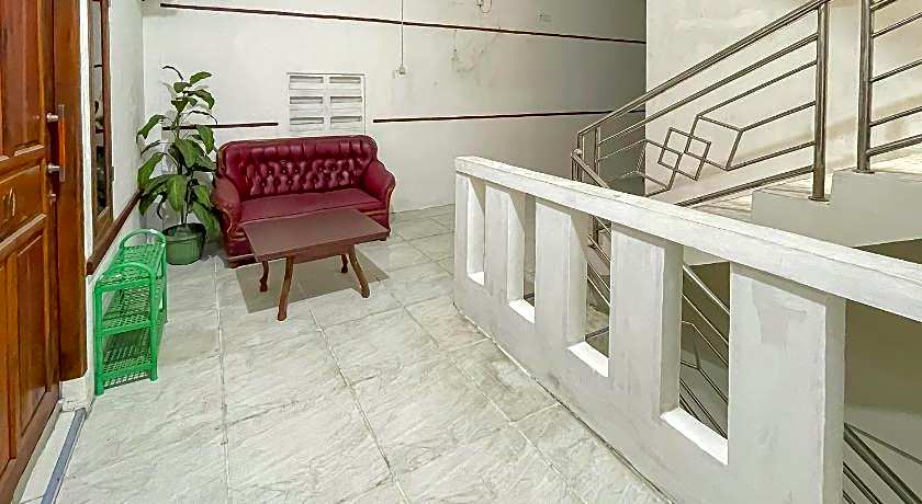 RedDoorz near Karawang Central Plaza