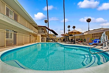 Super 8 by Wyndham Los Angeles-Culver City Area
