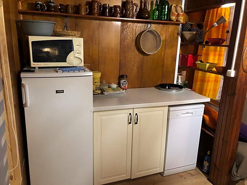 Letnisko SYMSAR 6, Drewniany domek letniskowy z ogrodem