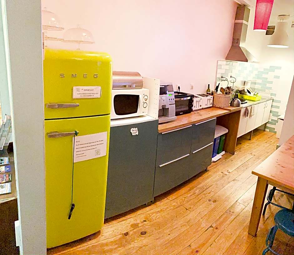 Alface Hall Hostel & Bar