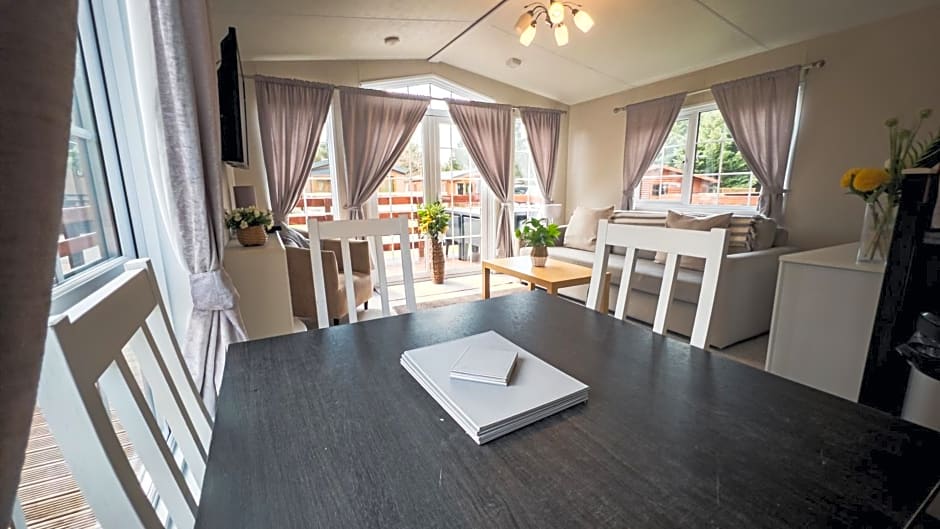 Angie's Haven, Superb 2 Bedroom Lodge with Hot Tub - Sleeps 6 - Felmoor Park