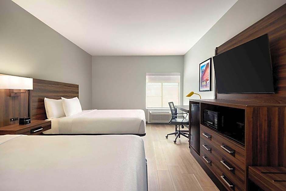 La Quinta Inn & Suites by Wyndham Gonzales