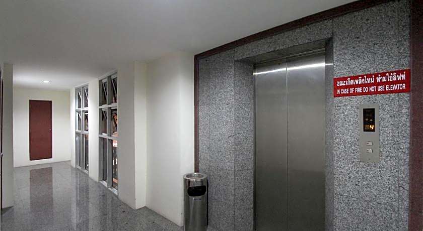 18 Coins Cafe & Hostel