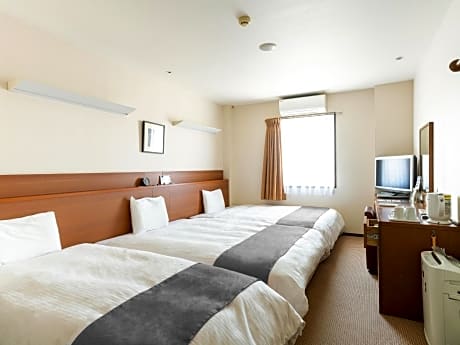 Twin Room with Extra Bed - Smoking