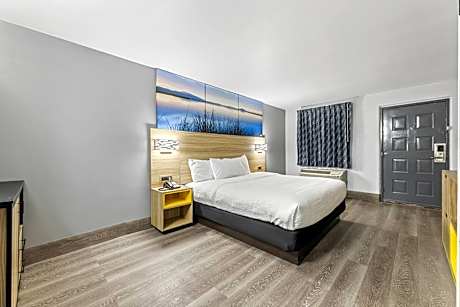 Suite with One King Bed and Bathtub with Grab Bars - Mobility Accessible/Non-Smoking